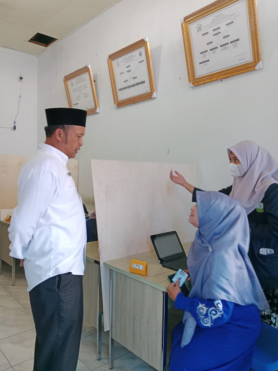 PILTUE berbasis digital yang disaksikan oleh Kepala DPMK Bener Meriah Ismail, S.E., M.Si